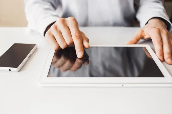 Jovem Homem Negócios Usando Tablet Digital — Fotografia de Stock