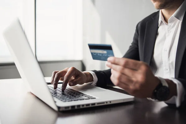 Hand Houden Van Een Creditcard Het Gebruik Van Laptop Zakenvrouw — Stockfoto