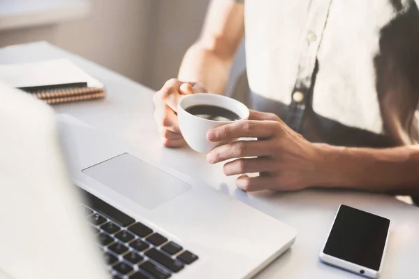 Affärsman Som Använder Bärbar Dator Hemma Manlig Hand Skriva Laptop — Stockfoto