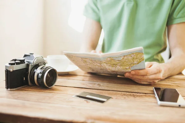 若い男計画休暇旅行とともに旅行地図 — ストック写真