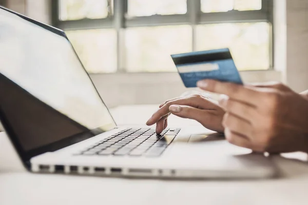 Jovem Segurando Cartão Crédito Usando Computador Portátil Compras Online Desfrutando — Fotografia de Stock