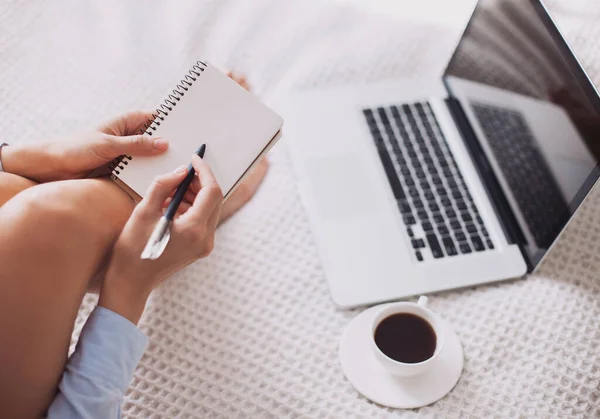 Joven Chica Teniendo Café Descanso Tomando Notas — Foto de Stock