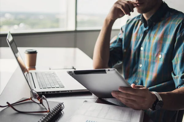 Jeune Homme Affaires Dans Bureau Ordinateur — Photo