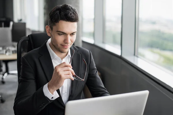 Jeune Homme Affaires Dans Bureau Ordinateur — Photo