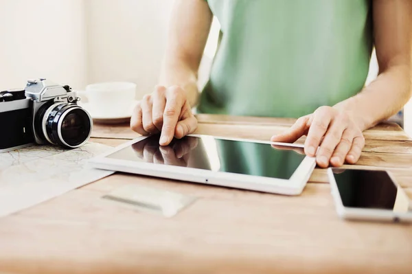 Jovem Planejando Viagem Férias Com Tablet Digital — Fotografia de Stock