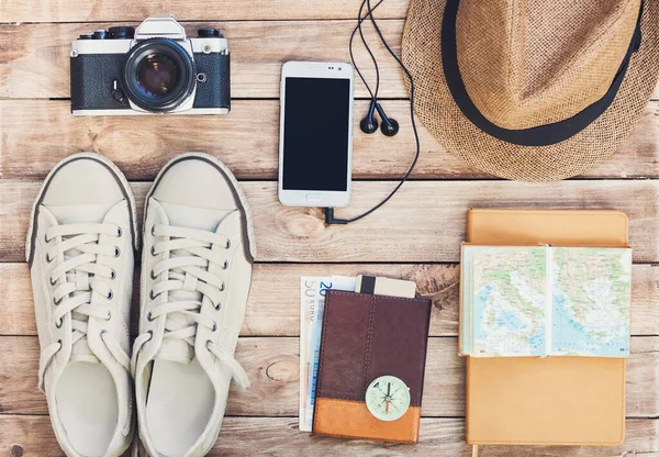 Reisezubehör Reisepass Fotokamera Smartphone Und Reisekarte Ansicht Von Oben Ferien — Stockfoto