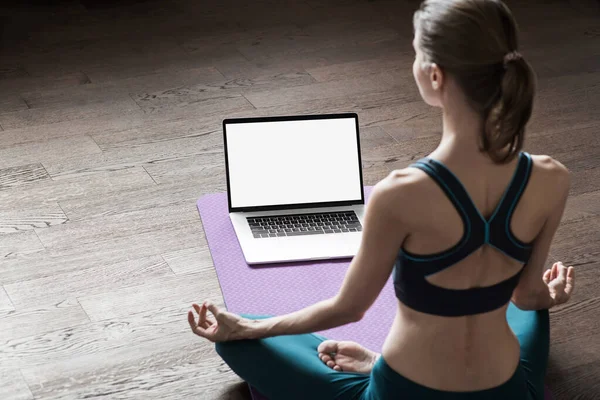 Wanita Muda Berlatih Yoga Rumah Pelatihan Video Online Gadis Yang — Stok Foto