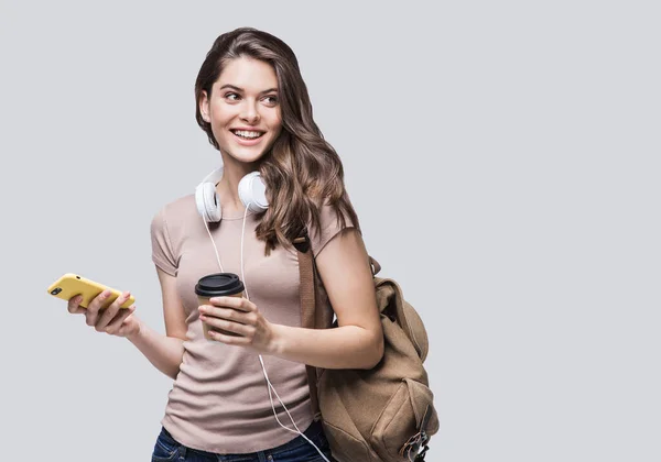 Junge Schöne Studentin Mit Smartphone Und Rucksack — Stockfoto