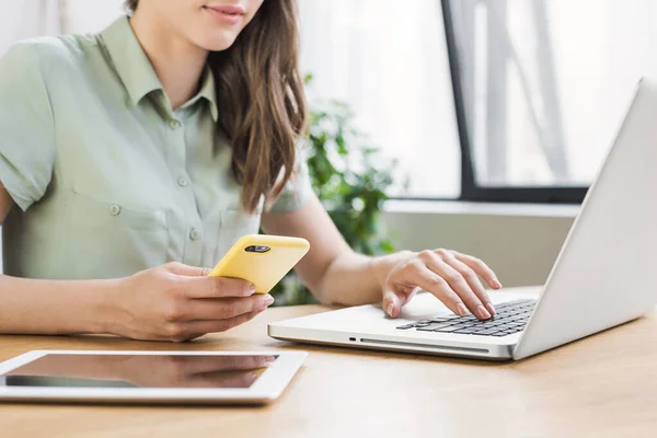 Mujer Negocios Utilizando Ordenador Portátil Teléfono Inteligente Oficina Estudiante Emprendedora —  Fotos de Stock