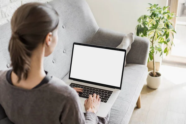 Una Joven Que Trabaja Casa Estudiante Usando Computadora Portátil Compras —  Fotos de Stock