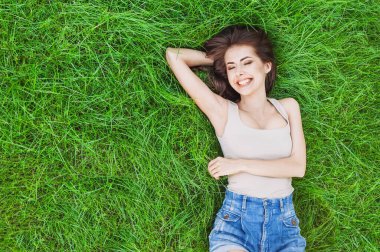 Çimenlerin üzerinde güzel genç bir kadın.. 