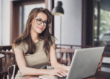 Kafede Laptop Bilgisayarı Kullanan Genç Kadın 
