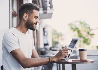 Dijital tablet kullanma yakışıklı genç 