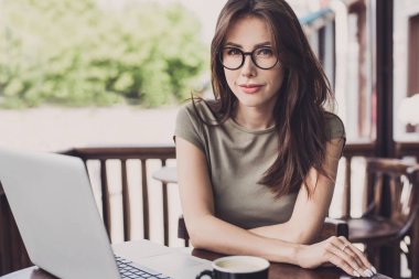 Kafede Laptop Bilgisayarı Kullanan Genç Kadın 