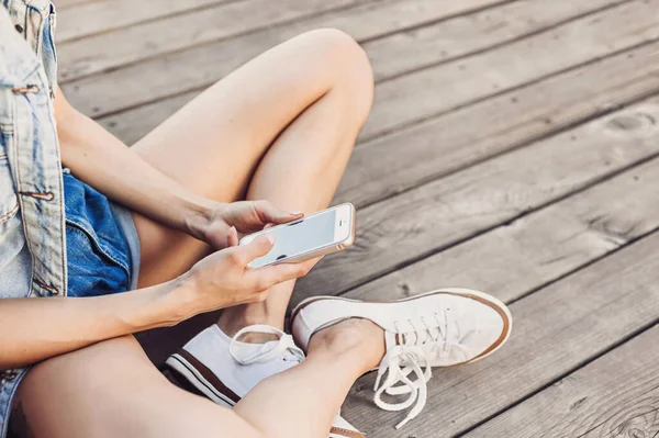 Jong Meisje Met Behulp Van Smart Phone Buiten — Stockfoto