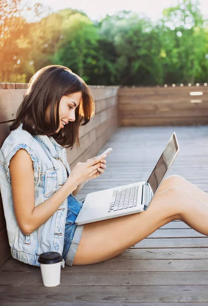 Mujer Joven Usando Smartphone Calle — Foto de Stock