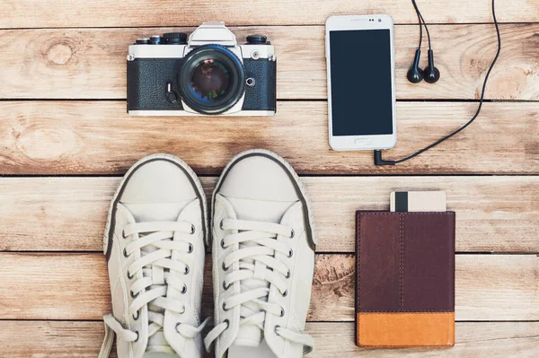 Reisezubehör Fotokamera Smartphone Reisepass Schuhe — Stockfoto