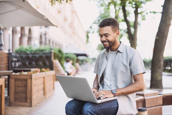 Jovem Homem Bonito Usando Laptop Rua — Fotografia de Stock