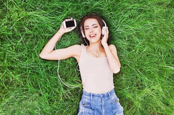 Jong Meisje Met Koptelefoon Gras — Stockfoto