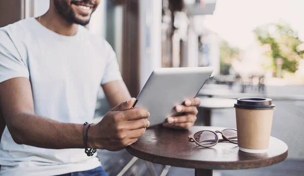 Jovem Bonito Usando Tablet Digital — Fotografia de Stock