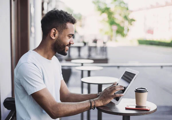 Jovem Bonito Usando Tablet Digital — Fotografia de Stock