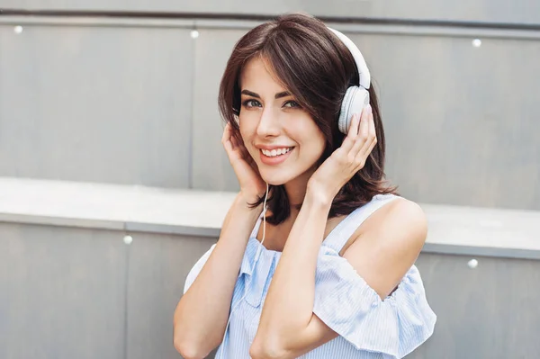 Menina Com Fones Ouvido Livre — Fotografia de Stock