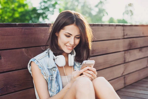 Jong Meisje Met Koptelefoon Met Behulp Van Smartphone Buiten — Stockfoto