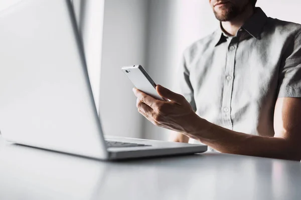 Jovem Com Laptop Usando Smartphone — Fotografia de Stock