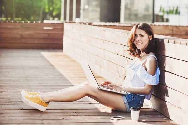 Mujer Joven Usando Ordenador Portátil Calle — Foto de Stock