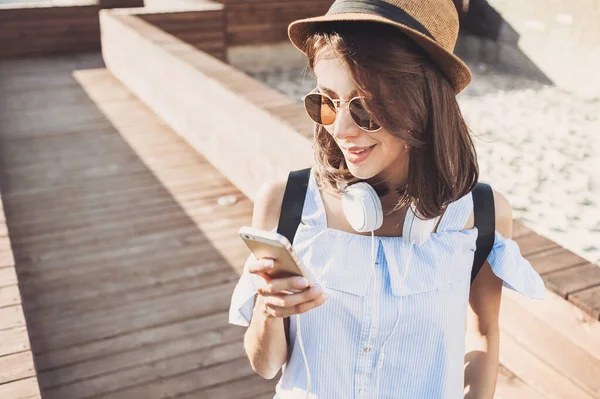 Jong Meisje Met Koptelefoon Met Behulp Van Smartphone Buiten — Stockfoto