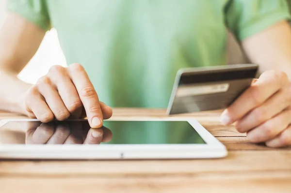 Mãos Segurando Cartão Crédito Usando Tablet Digital Conceito Compras Online — Fotografia de Stock