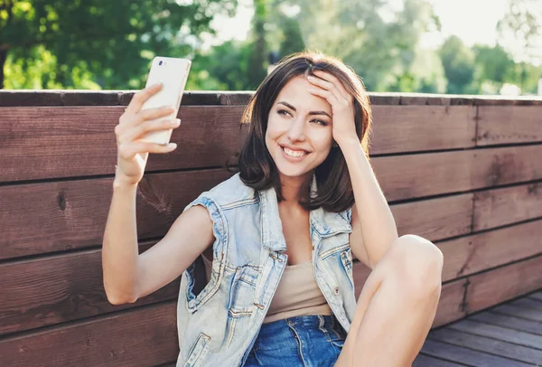 Jong Meisje Het Nemen Van Selfie Met Smartphone Buiten — Stockfoto