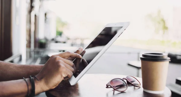 Manos Hombre Usando Tableta Digital Ciudad Vista Panorámica Primer Plano — Foto de Stock