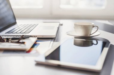 İş yeri, dizüstü bilgisayar, kahve fincanı ve ofis masasında dijital defter, panoramik pankart. İş, teknoloji, iş yeri konsepti