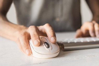 Bilgisayar klavyesinde yazan ve fare kullanan bir adam. Ofiste dizüstü bilgisayar kullanan bir iş adamı. Çevrimiçi internet pazarlama kavramı. Serbest çalışma.