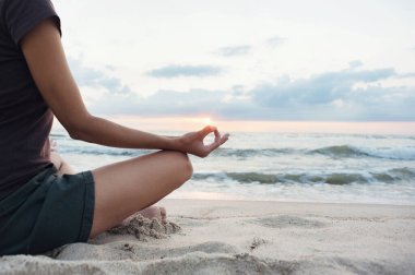 Genç bir kadın dışarıda dinleniyor. Sağlıklı yaşam tarzı, uyum kavramı