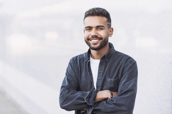 Portret Van Een Knappe Lachende Jongeman Met Gevouwen Armen Lachende — Stockfoto