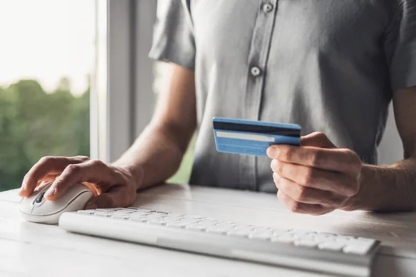 Hombre Usando Computadora Sosteniendo Tarjeta Crédito Joven Empresario Empresario Que —  Fotos de Stock