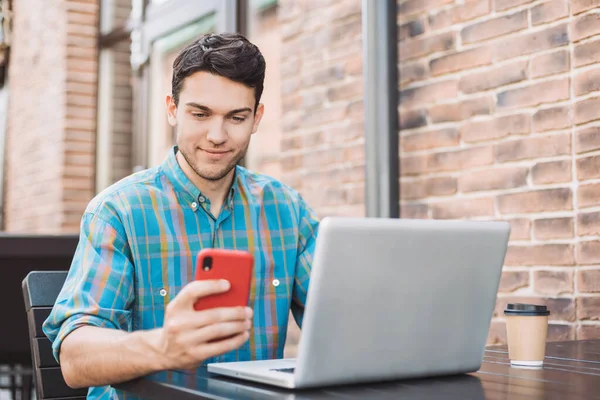 Jovem Homem Negócios Bonito Usando Computador Portátil Smartphone Uma Cidade — Fotografia de Stock