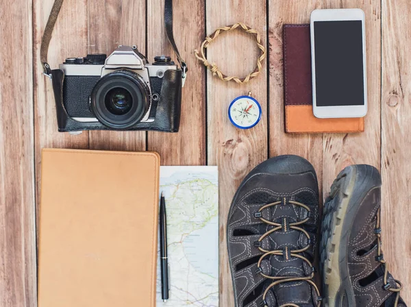 Reisezubehör Verschiedene Objekte Auf Holzgrund Reisepass Fotokamera Smartphone Schuhe Sonnenbrille — Stockfoto