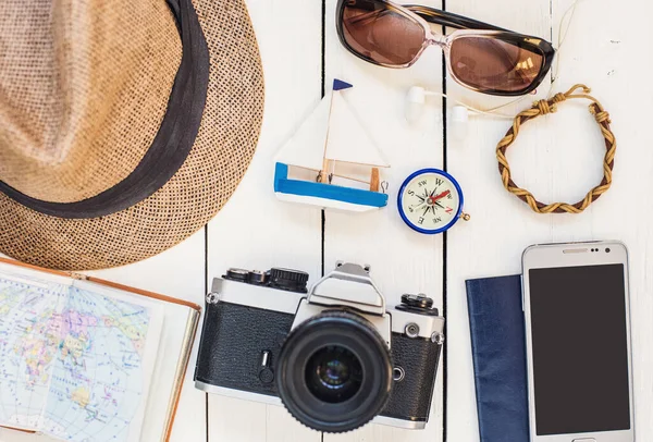 Reisezubehör Verschiedene Objekte Auf Holzgrund Reisepass Fotokamera Smartphone Schuhe Sonnenbrille — Stockfoto