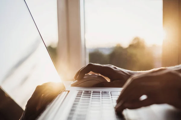 Affärsman Som Använder Laptop Kontoret Företag Online Lärande Marknadsföring Frilans — Stockfoto