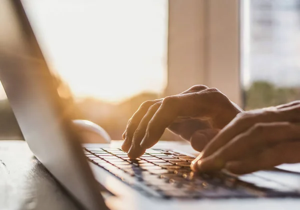 Affärsman Som Använder Laptop Kontoret Företag Online Lärande Marknadsföring Frilans — Stockfoto