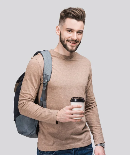 Jonge Knappe Man Met Rugzak Met Koffiekopje Geïsoleerd Grijze Achtergrond — Stockfoto