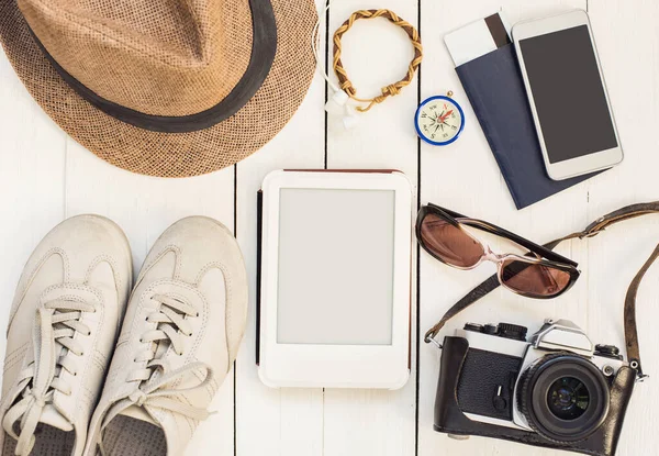 Reisezubehör Verschiedene Objekte Auf Holzgrund Reisepass Fotokamera Smartphone Schuhe Sonnenbrille — Stockfoto