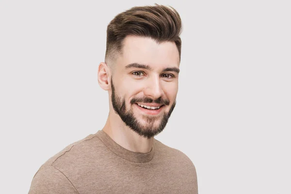 Guapo Joven Sonriente Aislado Sobre Fondo Gris Retrato Cerca Riendo —  Fotos de Stock