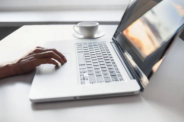 Affärsman Som Använder Laptop Kontoret Företag Online Lärande Marknadsföring Frilans — Stockfoto