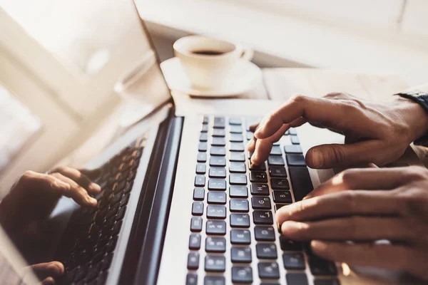 Affärsman Som Använder Laptop Kontoret Företag Online Lärande Marknadsföring Frilans — Stockfoto