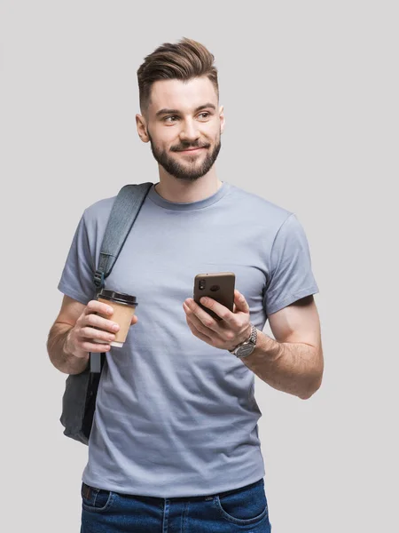 Homem Bonito Jovem Com Mochila Segurando Telefone Inteligente Café Isolado — Fotografia de Stock
