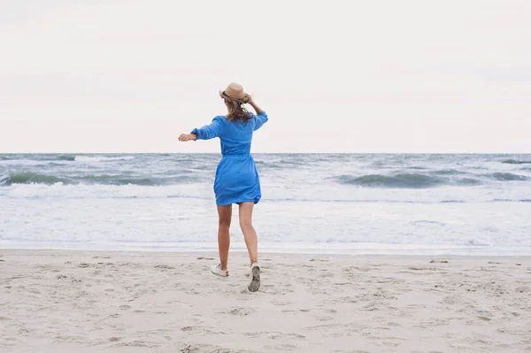 Młoda Kobieta Ciesząca Się Naturą Plaży Koncepcja Wakacji — Zdjęcie stockowe
